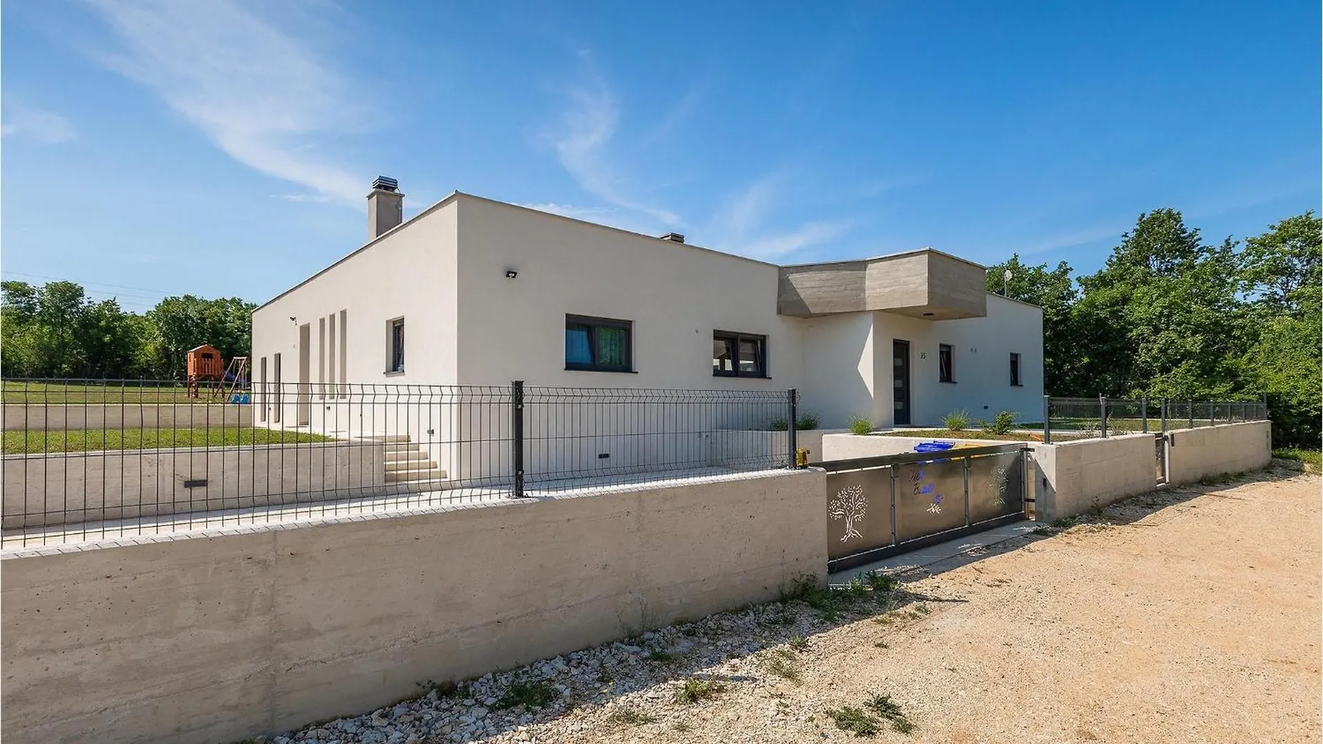 Holiday home Villa Bateli Zeliski